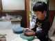 体験風景。作家の製作手伝い・仕上げで小さなお子さんでも器が作れます(4歳頃〜)。天然採掘の「本物の粘土」がもつ作りやすさに、大人も子供も集中してしまいます。