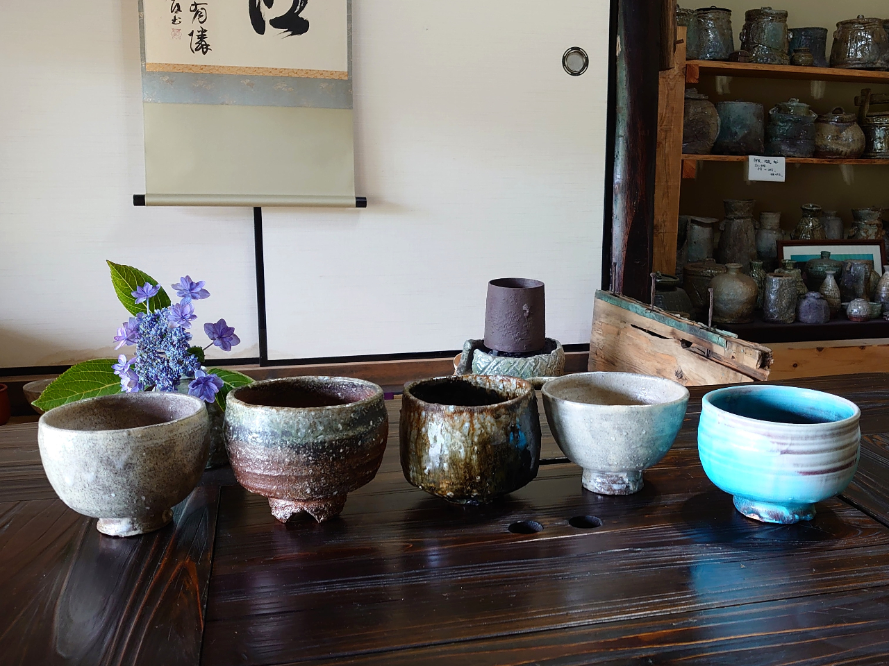 作家作品の抹茶茶碗。作品は御家元へ奉納し称賛頂いたことも。人間国宝でさえガス窯&粘土購入が主流である現代。古式技法の作品に触れる、特別な時間をお過ごし下さい。