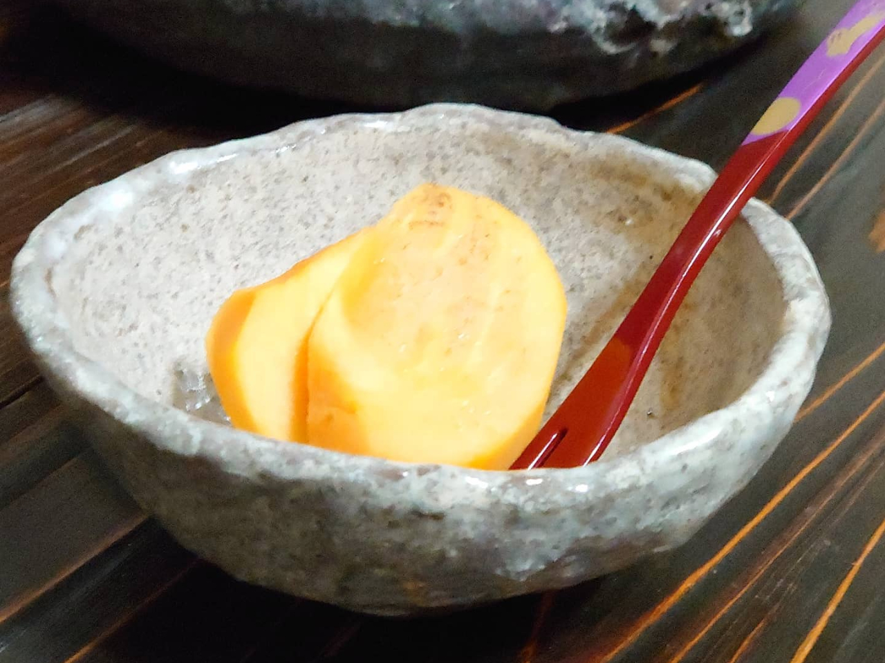 陶芸体験の作品。子供さんの作品です。口元の歪みが自然の山脈のようで、心の落ち着く風合い。これが手びねりの良さです。特別な器を思い出と共に。プレゼントにも好適です