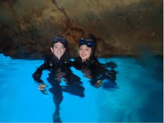 人気の青の洞窟内!神秘的な空間を体験できます。