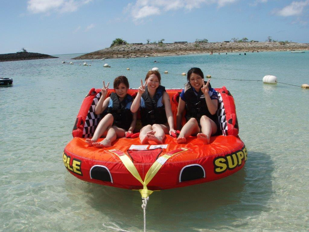 マーブルは座ったまま、水上をすごい勢いで走るメニューです。降り飛ばされないように、しっかり捕まえててくださいね。