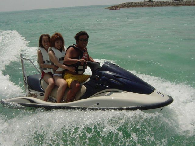 ジェットスキー。水上のバイクで迫力は圧巻です。