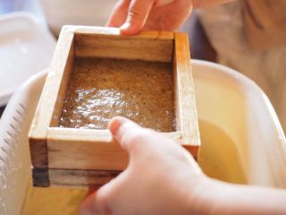 北海道の植物で作る、風合い豊かな蝦夷和紙作りをお楽しみください!