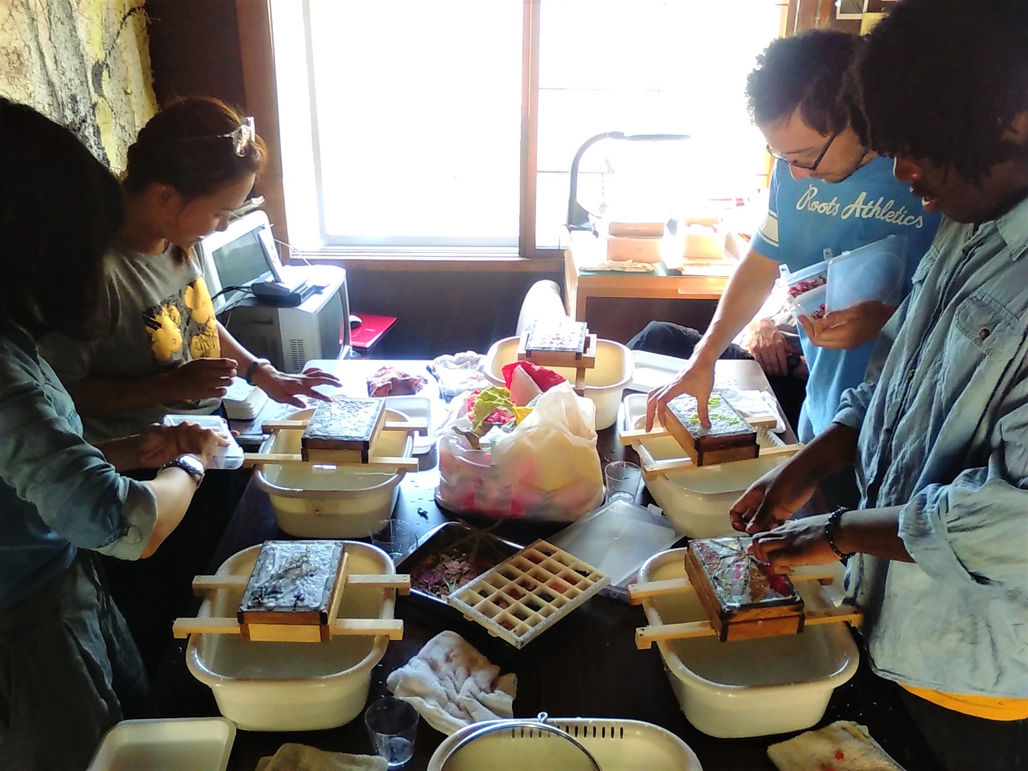 お1人様ごとに紙すき道具を貸し出します。原料を作るところから紙すき、乾燥まで、全ての工程を体験していただけます。