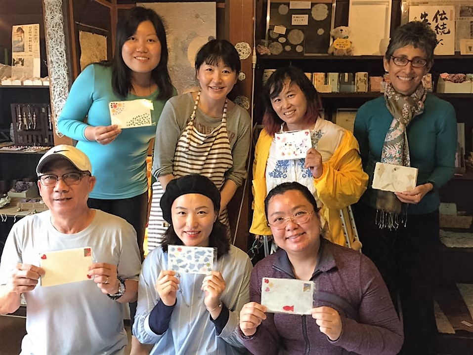 出来上がった和紙はお持ち帰りいただけます。軽量、コンパクトでお持ち帰りが楽ちんです。旅先からのハガキとしても使えます♪