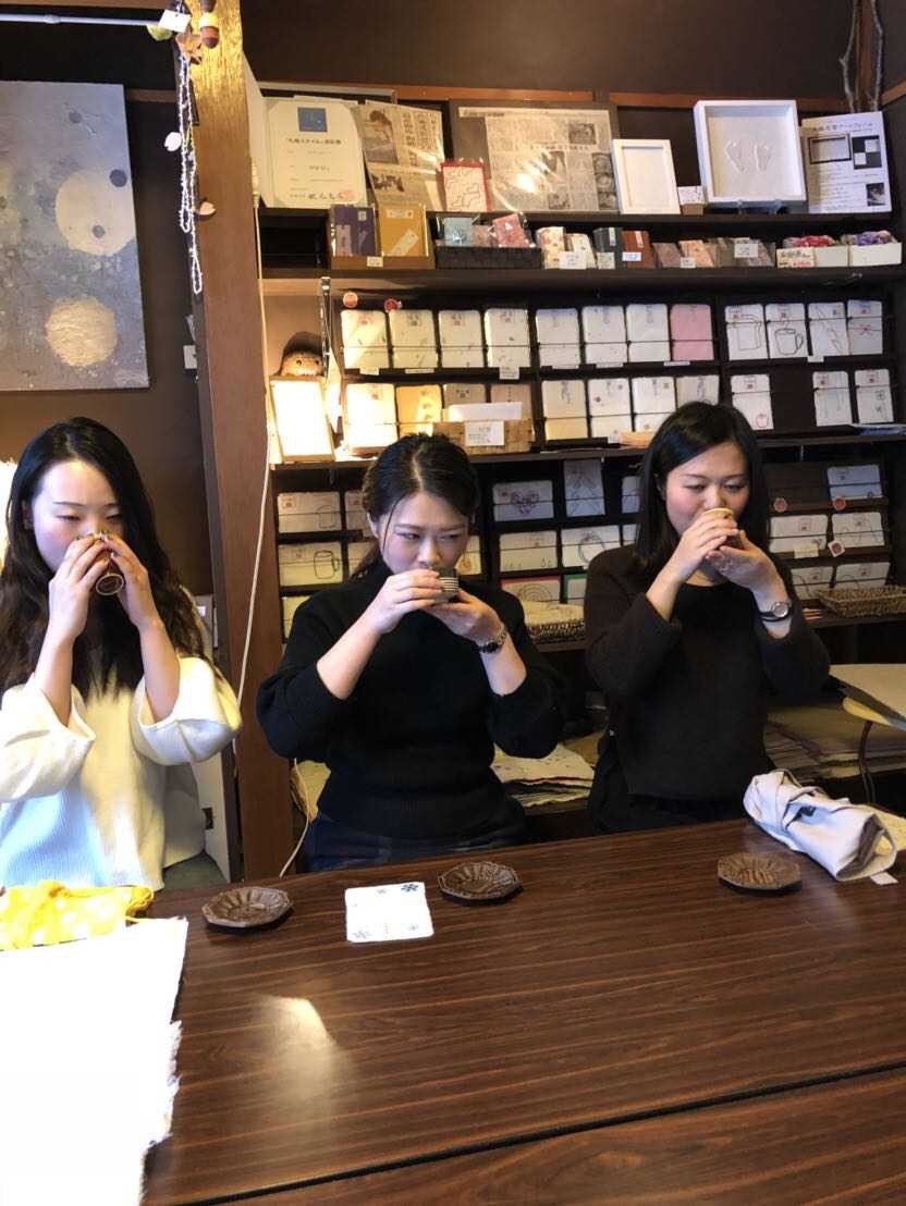 ワークショップの後には、ささやかなお茶とお菓子で休憩。隣接するショップで、お買い物をお楽しみください。