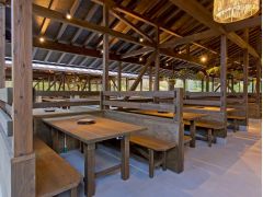 大きな屋根付きのテラスで、全天候型のBBQ場