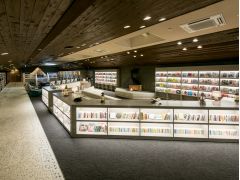 漫画や雑誌を1万冊以上取りそろえたランタンテラスで、ゴロゴロしながら過ごす贅沢。