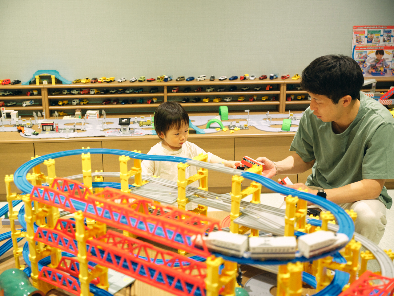 ̂̃hł́AHv؂LĂł񂵂𑖂点悤