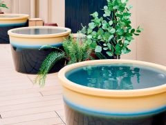 水着着用の露天風呂は混浴なので、ご家族で、カップルでお楽しみいただけます。新しく壺湯が登場!