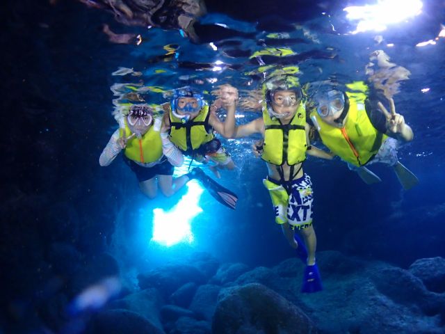 伊良部島青の洞窟でスノーケリング