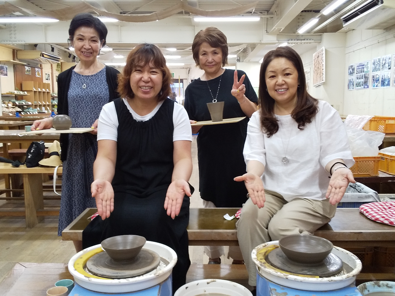 電動ロクロを使って、本格的に陶芸体験!