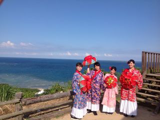 海をバックに記念撮影☆