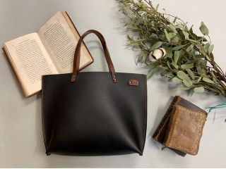 合わせやすく、しっくりくるバッグ。