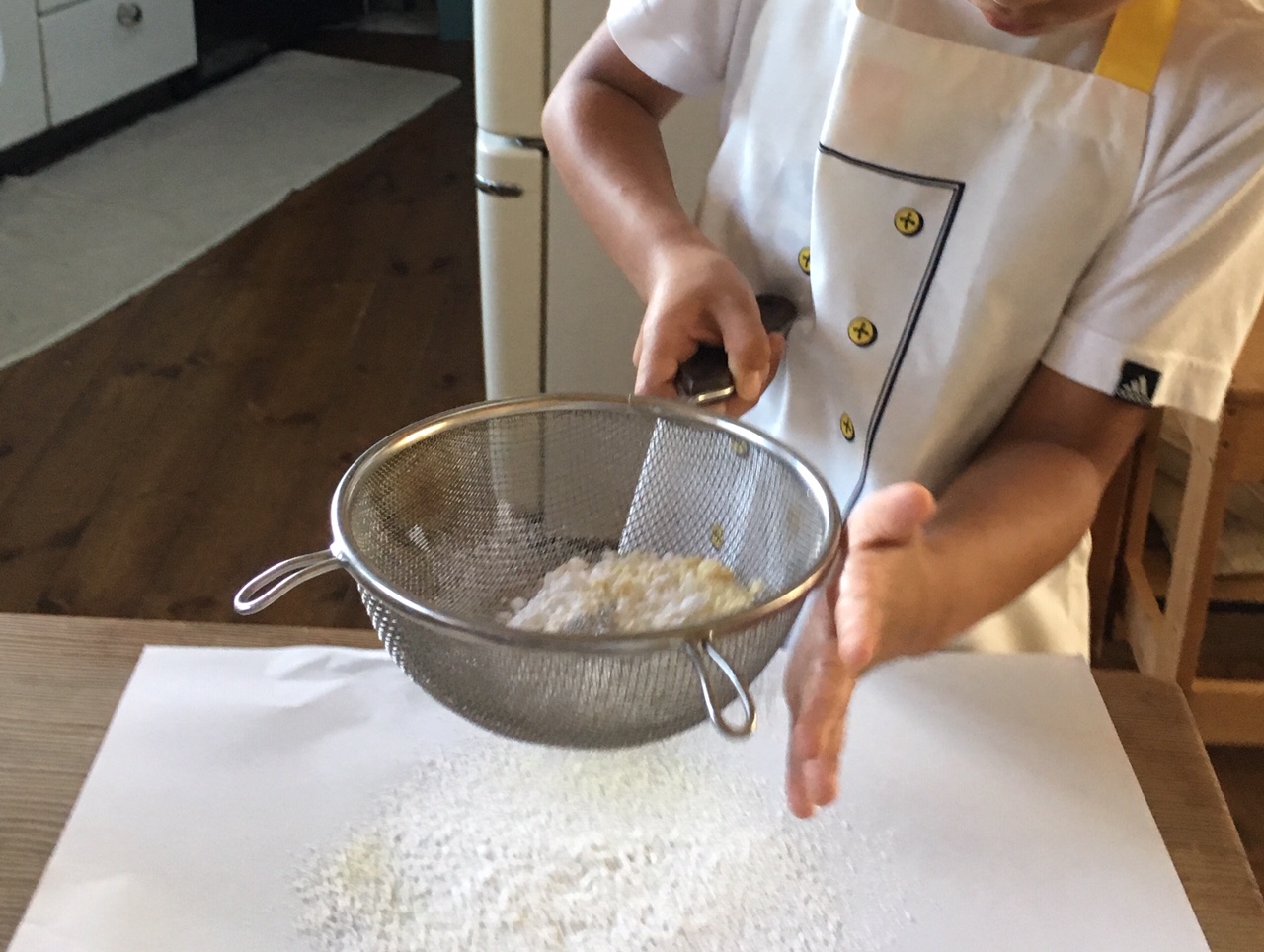 粉をふるいます