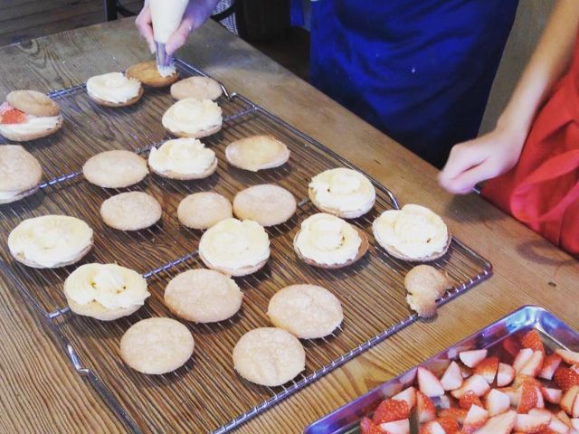 クリームを絞って、イチゴをオン!