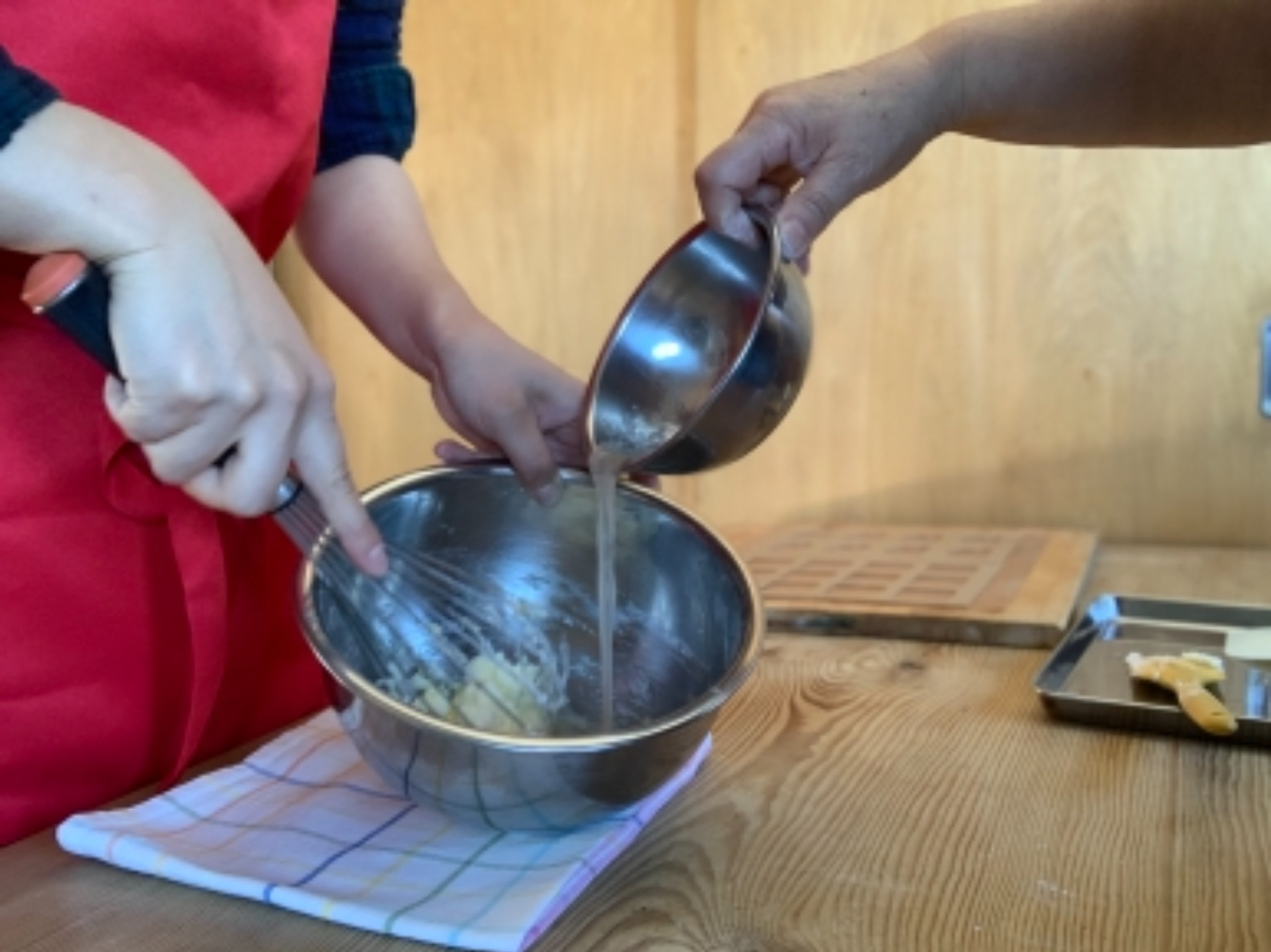 先生に指導してもらいながら、材料を合わせます。