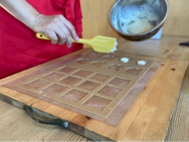 型に生地を乗せていきます。