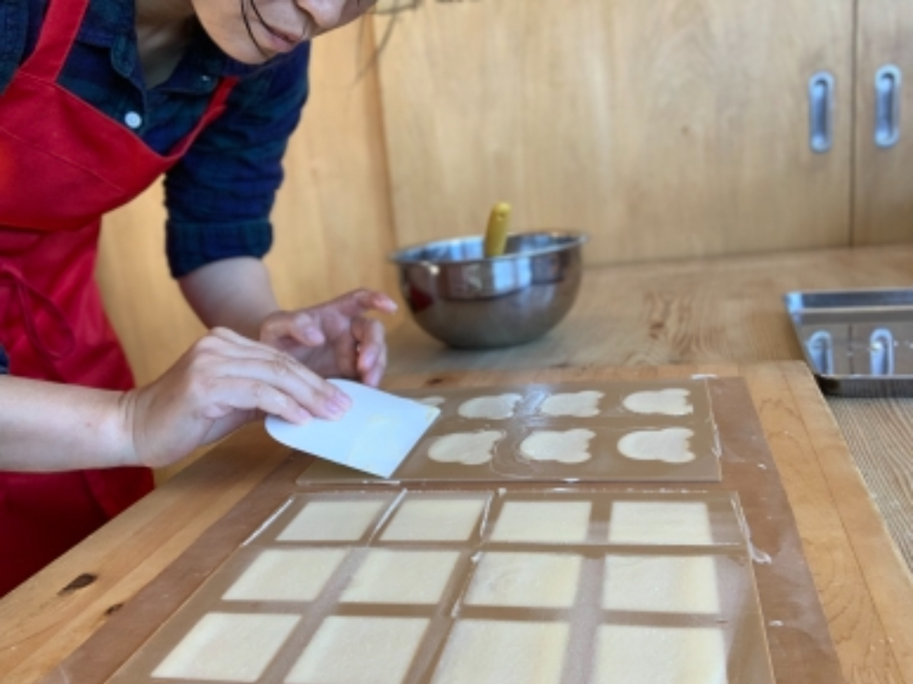 生地を均します。