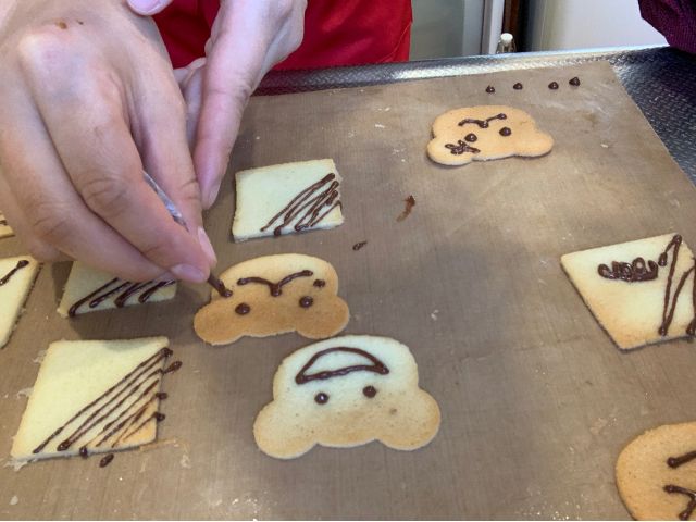 チョコレートで、可愛い顔や絵を描いていきます。