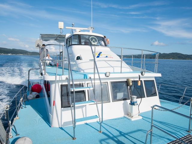 人数が多い時は大型船で海へ!トイレ、シャワー、タオル、冷蔵庫、エアコンなど完備しています^_^
