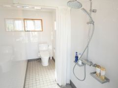 温水シャワーとウォシュレット付きトイレ