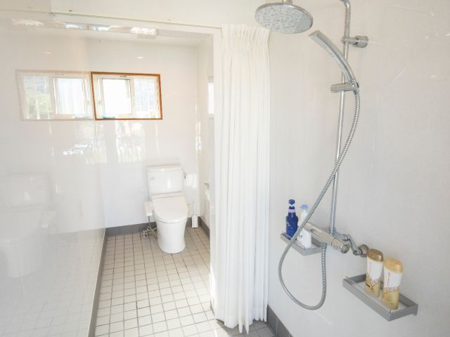 温水シャワーとウォシュレット付きトイレ