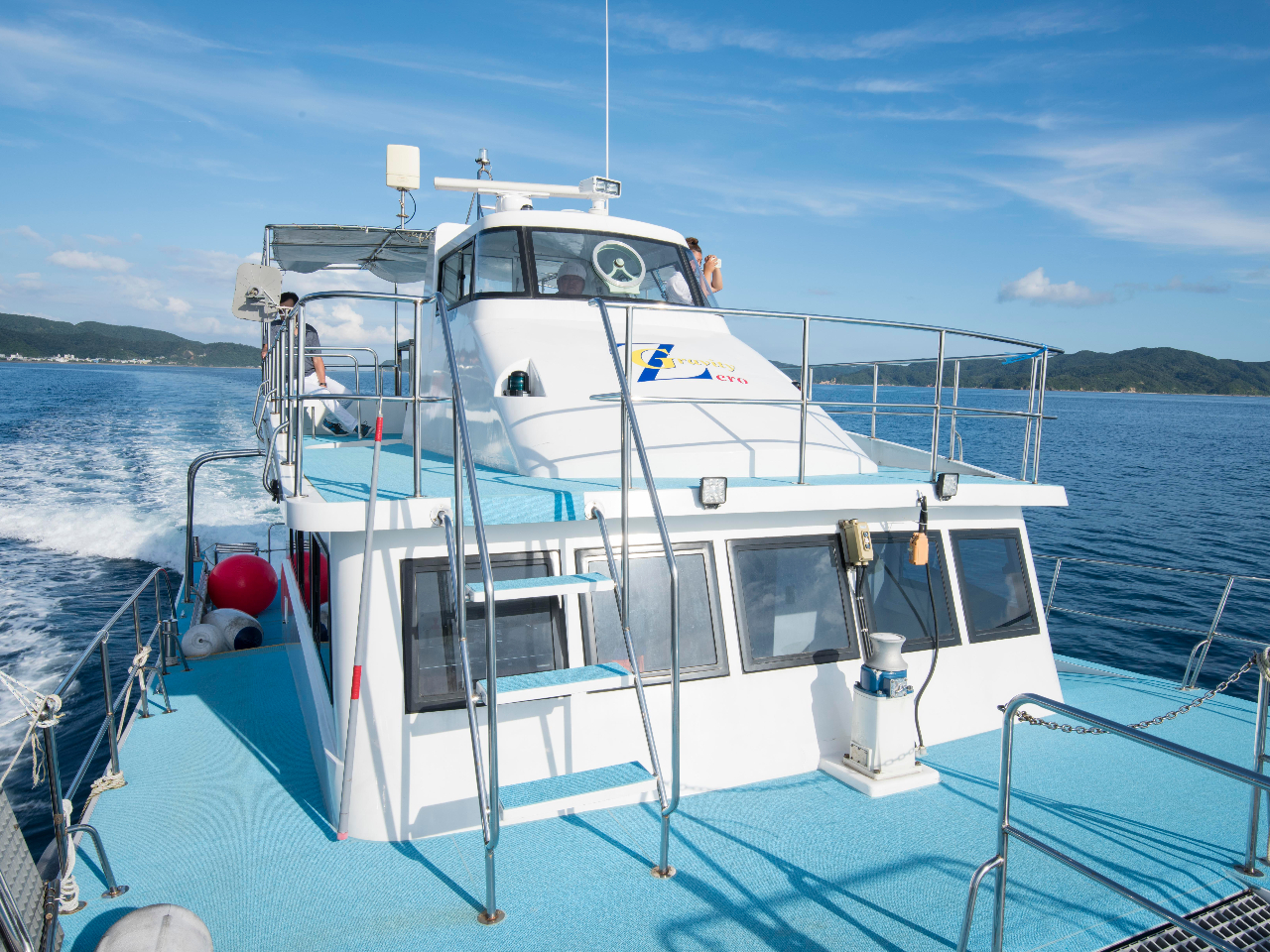 揺れに強いカタマラン船!スロープ付きのバリアフリー設計となっている為、車椅子の方でも乗り降りスムーズですよ♪