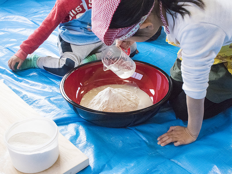 そば粉と小麦粉を合わせたものに水を入れます。