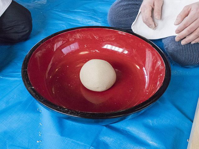 よくこね、ひとまとまりになります。表面がつるつるになったら水回し完成!