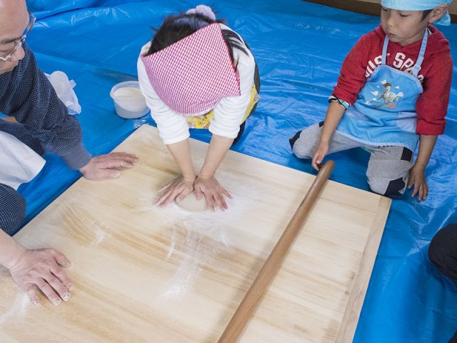 手のひらを使って生地を伸ばします!