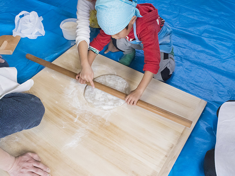 平たくなったら麺棒を使ってさらに大きくしていきます!
