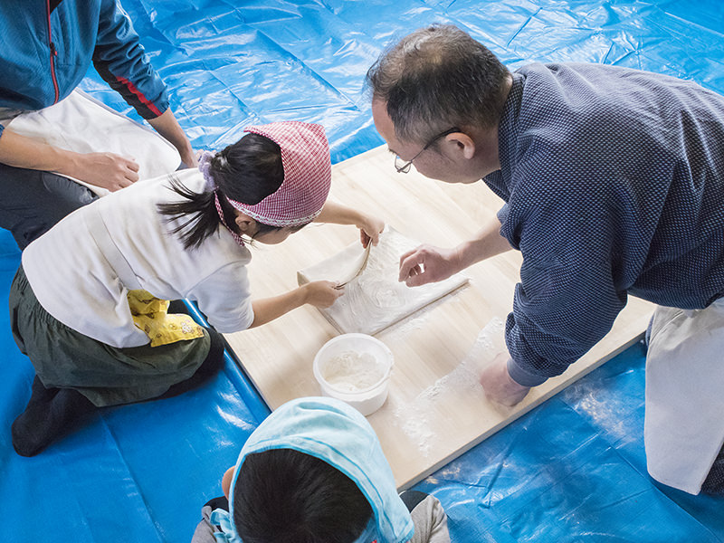 次は生地をたたみます!