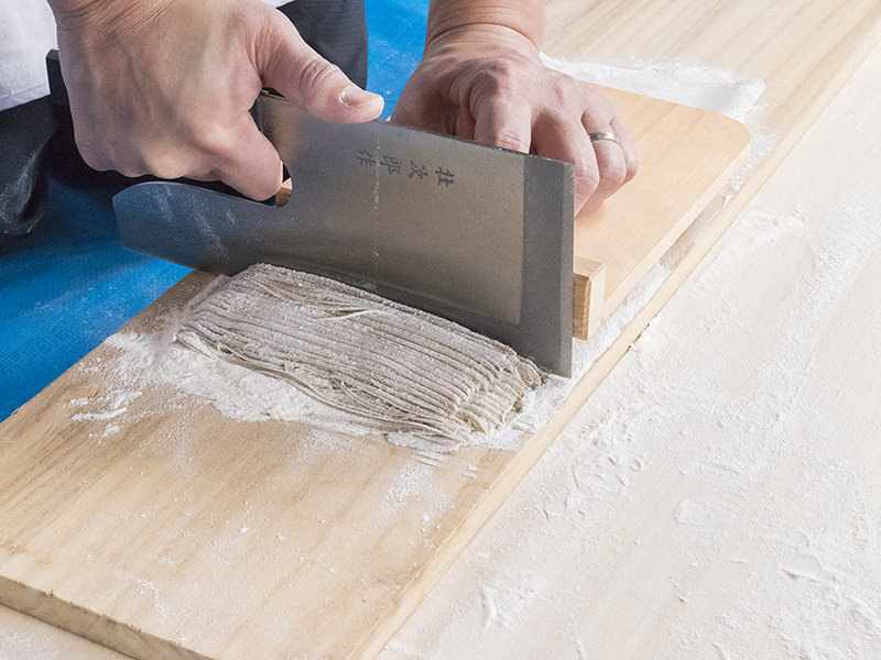 包丁を使って切ります!危ないので大人の方にお願いします!