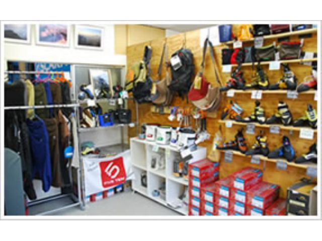 キオラブロズではクライミングギアのショップも併設しております。