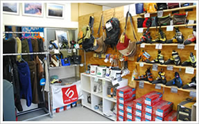 キオラブロズではクライミングギアのショップも併設しております。