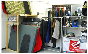 ジム内で使える小物から外岩で役に立つアイテムまで取り揃えております。