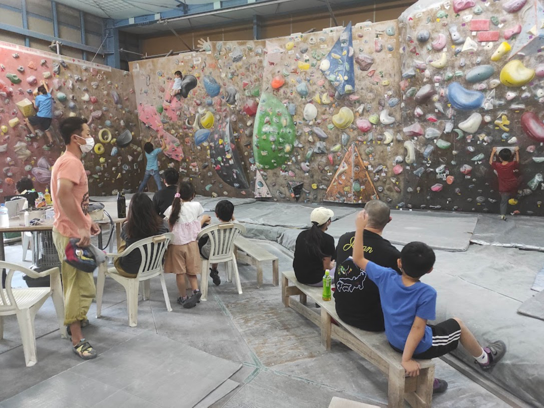 クライミングは本来アウトドアでのスポーツですが、一年を通して天候に左右されること無く室内でのクライミングをお楽しみ頂く事ができます。
