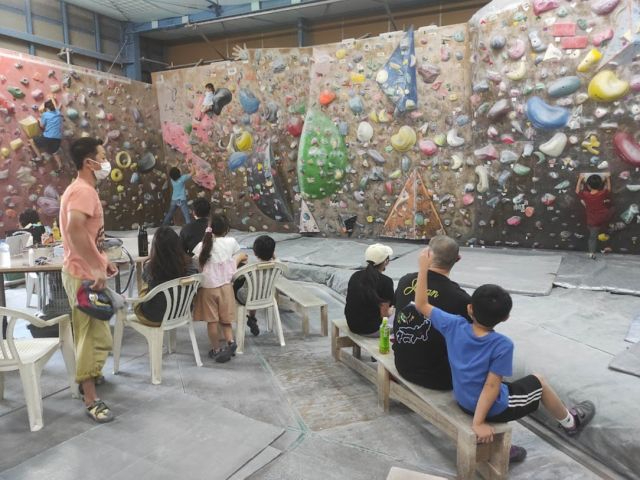 クライミングは本来アウトドアでのスポーツですが、一年を通して天候に左右されること無く室内でのクライミングをお楽しみ頂く事ができます。