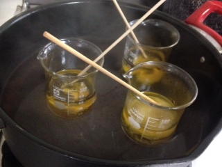 クリームはみつろうと植物オイルを湯煎して作ります