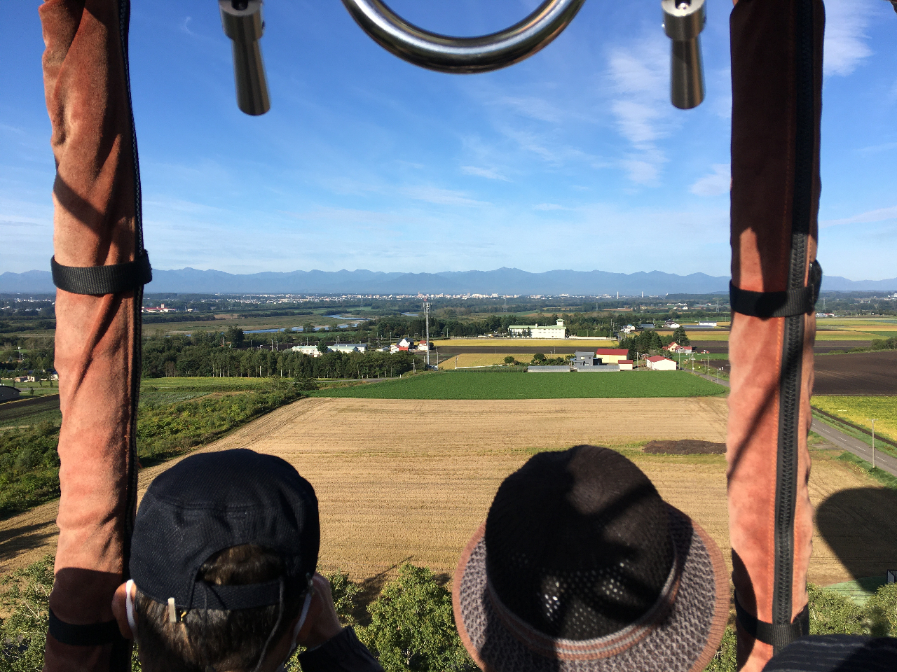 �C���ɏ���ď㏸����Ƃ���Ȍi�F���L����܂��B���ʂ̎R���݂͓����R���ł��B