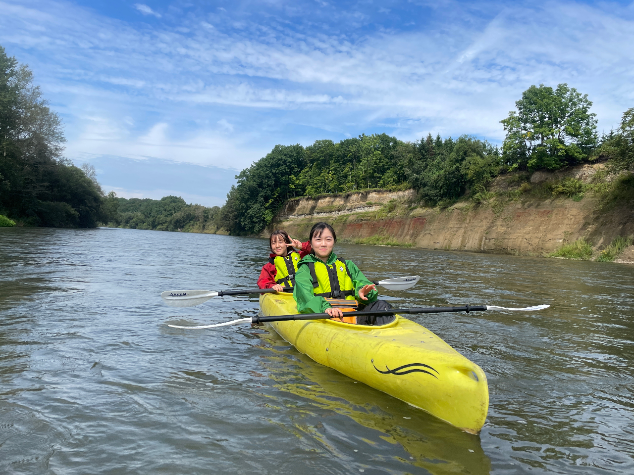 地層スポットでショウドウツバメのコロニーや、十勝川がかつて海だった時代の化石層など観察できます。