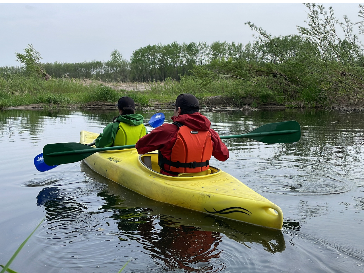 スタート前に流れのない水辺で練習します。2人の息をぴったりと合わせましょう!!