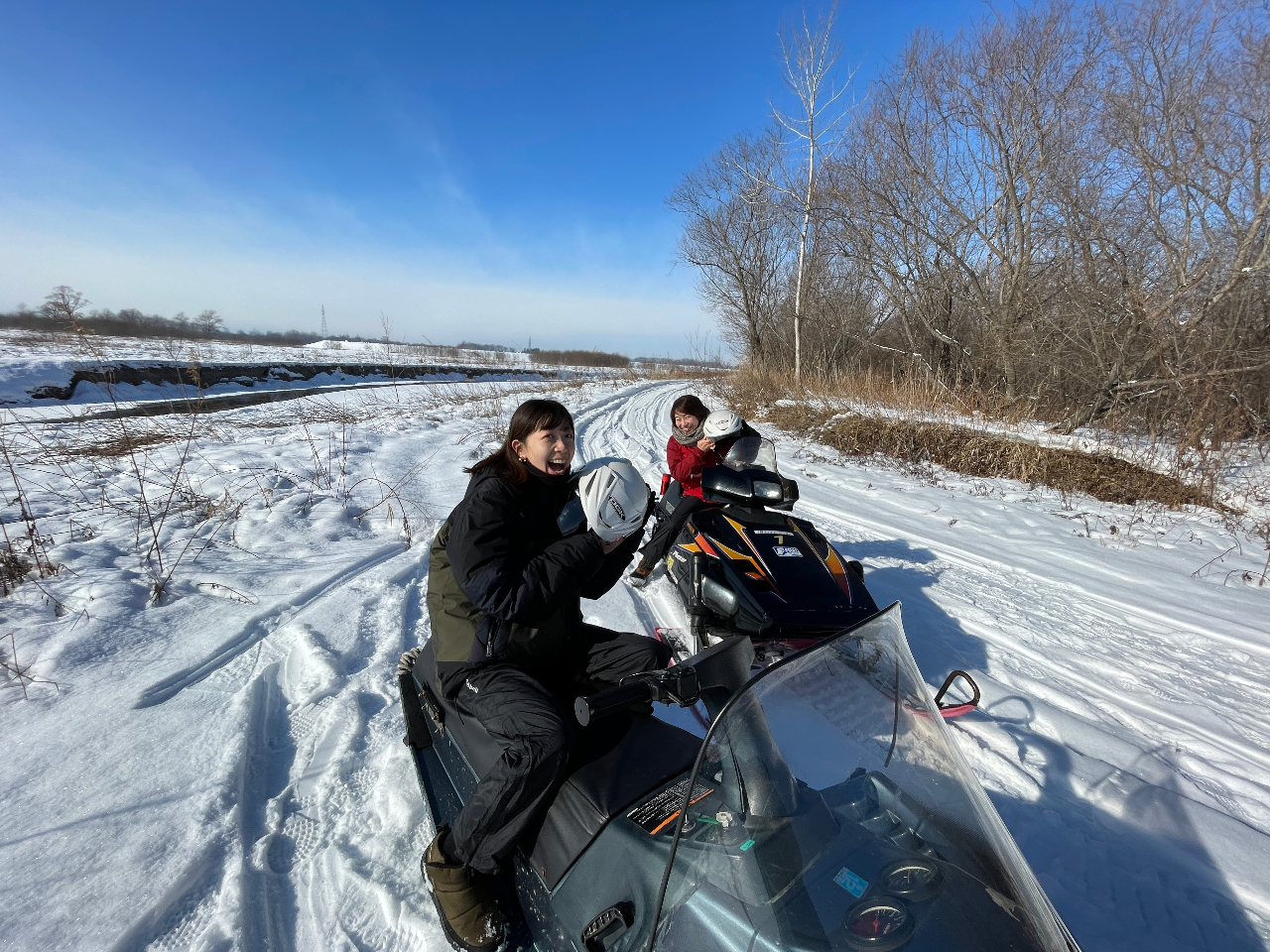 川沿いのトラックは日高山脈をバックに絶好の写真ポイント
