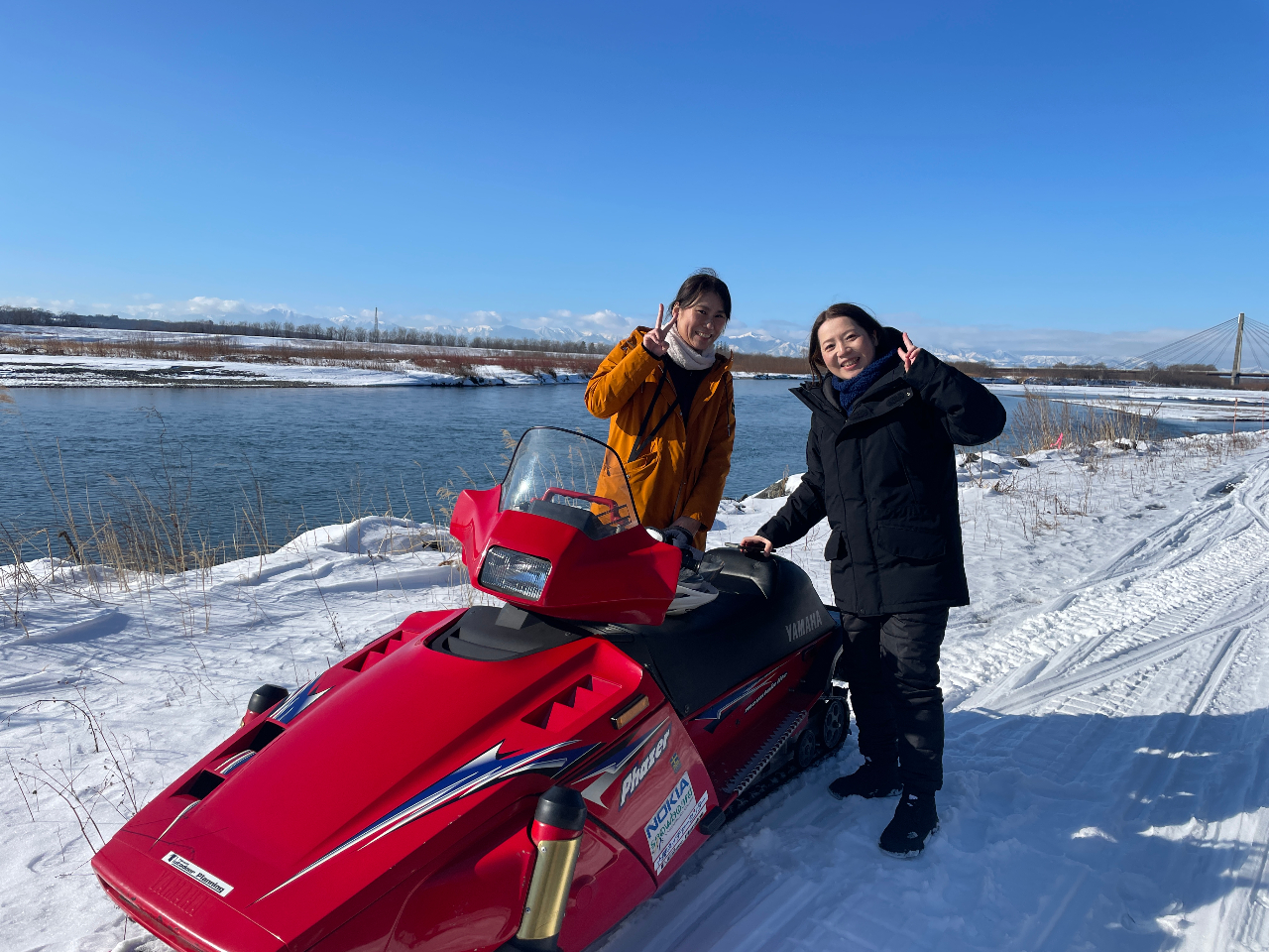 晴れた日の川沿いは最高ですね。ここまで川の真横を走れるスノーモービル体験はあまりないかも!?