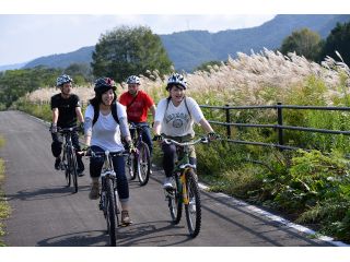 蒜山サイクリングロードをゆっくり回ります。蒜山サイクリングロードは、全国屈指の規模を誇る自転車専用道路です。ここでは四季折々の風景を楽しむことができます。