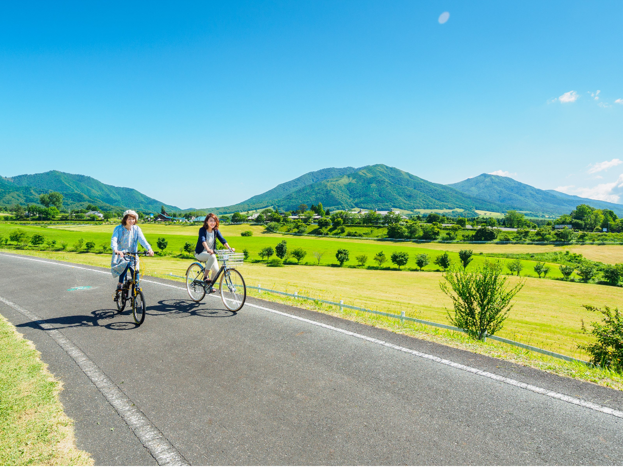 蒜山高原内をぐるりと一周できる全長約30kmの自転車道路が整備。 雄大な景色を眺めながら自転車で爽快にサイクリング。心身ともにリフレッシュできます!