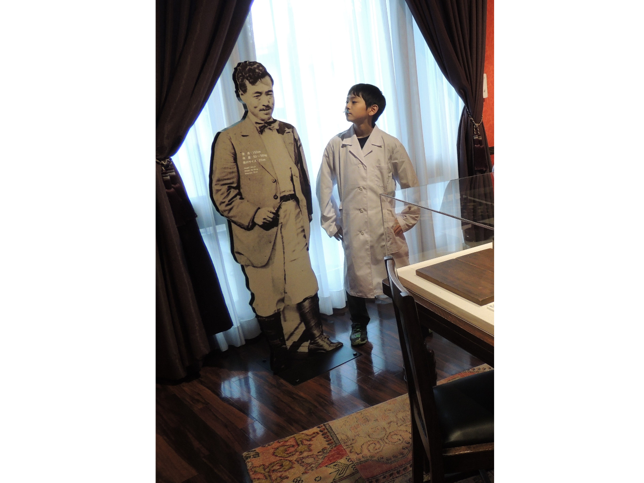 館内は写真撮影が自由!野口英世の等身大パネルと一緒に写真撮影もできます。