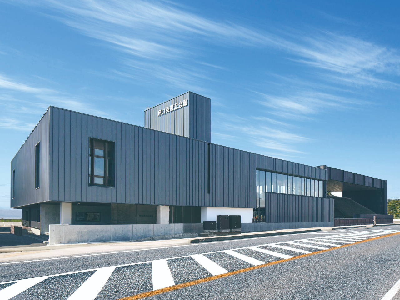 野口英世記念館外観。国道49号線沿いにあり好立地。無料(公営)駐車場完備。