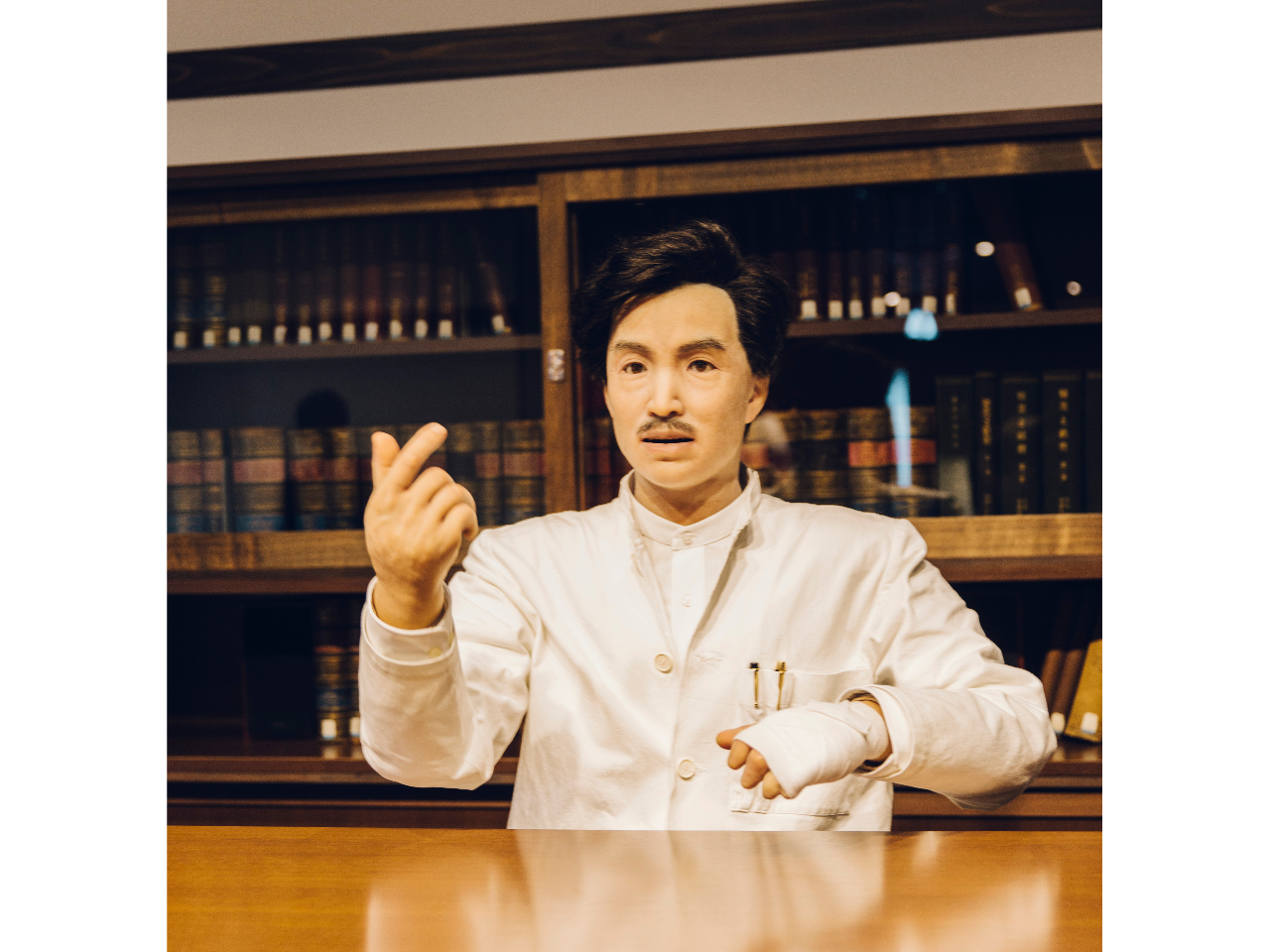 ボタンを押すと身振り手振りを交えて楽しくお話をする、野口英世のアンドロイド。